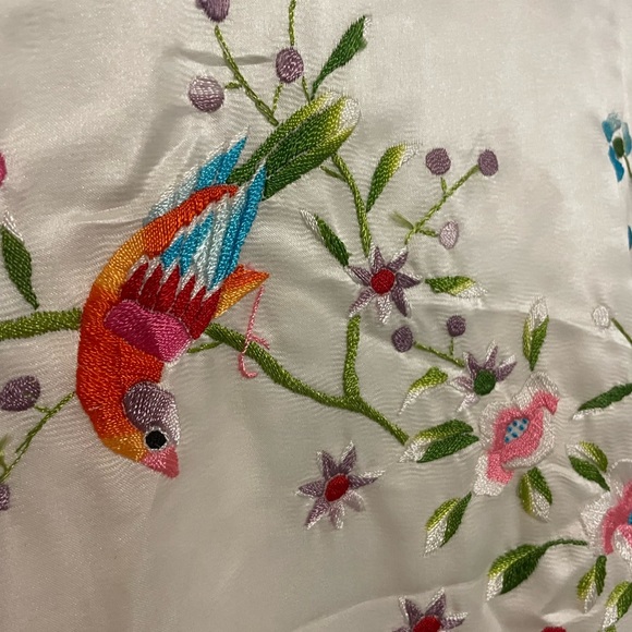 Hand embroidered robe - Picture 6 of 6